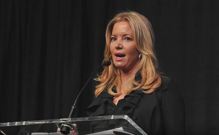 开云体育下载-珍妮曾当面告诉后妈生的弟弟：根据老爸的承诺 你根本不该出生